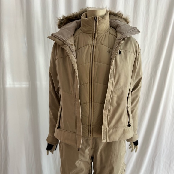 Like new 3-piece snowboard outfit. Highly technical, high quality, Size S. DEAL! - Picture 9 of 16